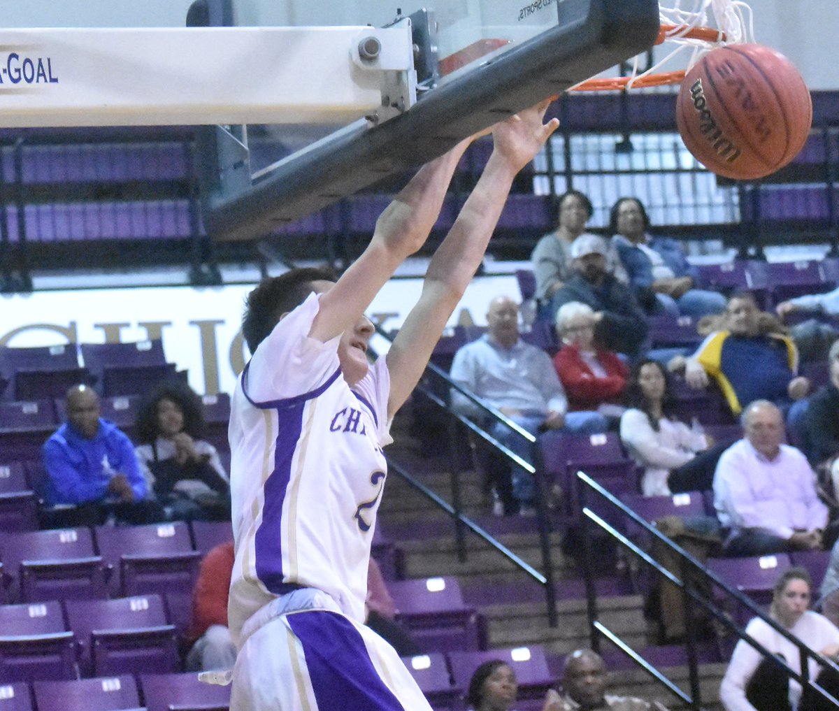 A_Litterell's tweet photo. Three parts of a dunk featuring @_Hunter_Harris. I know these are not the best dunk photos in the world, but I think they are decent. #okpreps #TeamChickasha https://t.co/7LIeEdxPRA