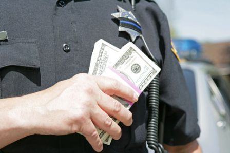 MSU_OIHS's tweet photo. #SpartansAbroad Travel Tip: If you encounter a corrupt police officer requesting payment for an unjustified fine, remain patient and friendly. Keep a consistent reason as to why you cannot pay the fine. If the officer doesn't relent, request to speak to their superior officer. https://t.co/oqx07krPDa