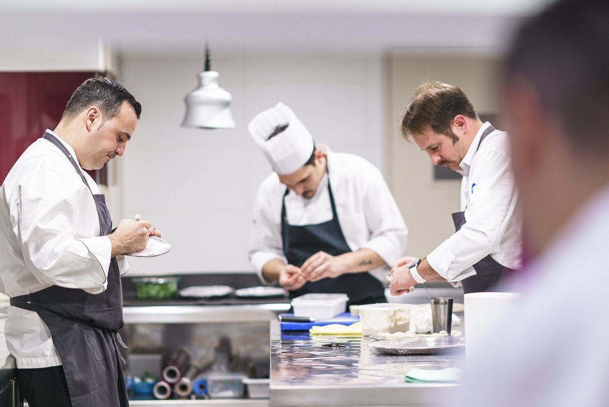 Concentración, compañerismo y respeto. ¡Comienza el servicio! 
º
Concentration, camaraderie and respect. Start the service!

#Beatcalpe