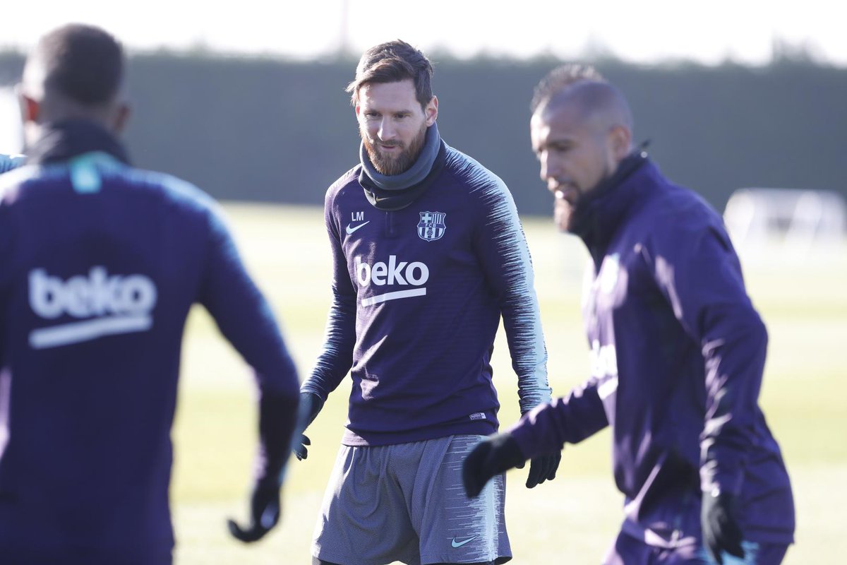 Messi y Arturo Vidal, durante el entrenamiento.