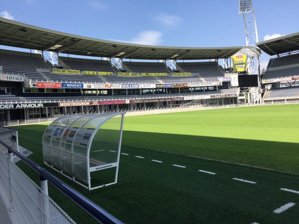 ASMOfficiel's tweet photo. 😊Deux #FanASM en bord de touche pour assister à la rencontre face aux Rochelais, dimanche à 17h au #Michelin !
Faites comme eux, rejoignez le programme #FANASM https://t.co/ymX74UftLv
#YellowArmy
👉https://t.co/fUe4424VsK https://t.co/nJLGVr8ays