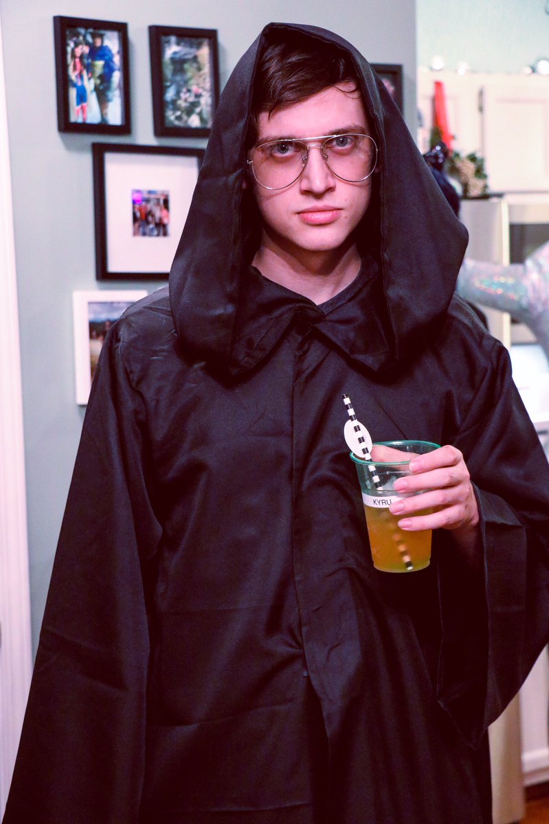 VILLEagephoto's tweet photo. Have you met Jim dressed as Dwight dressed as Darth Vader?!
#theVILLEagephotographer #VILLEagers #VILLEagecosplay #theoffice #jimhalpert #dwightshrute https://t.co/MGAOIk87NV