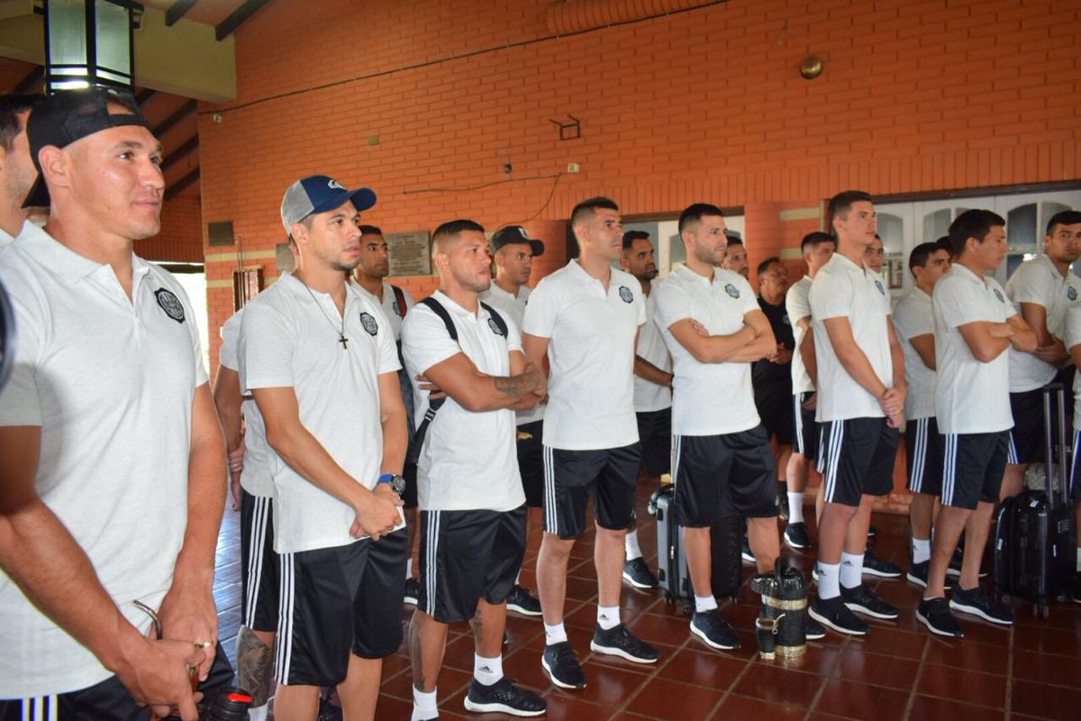elClubOlimpia's tweet photo. El Pdte. @MarcoTrovatoV dio la bienvenida al plantel de jugadores y cuerpo técnico, previo al viaje a CDE para el inicio de la pretemporada. 

#OlimpiaDeSiempre ⚪️⚫️⚪️ https://t.co/7UAMWNIPit