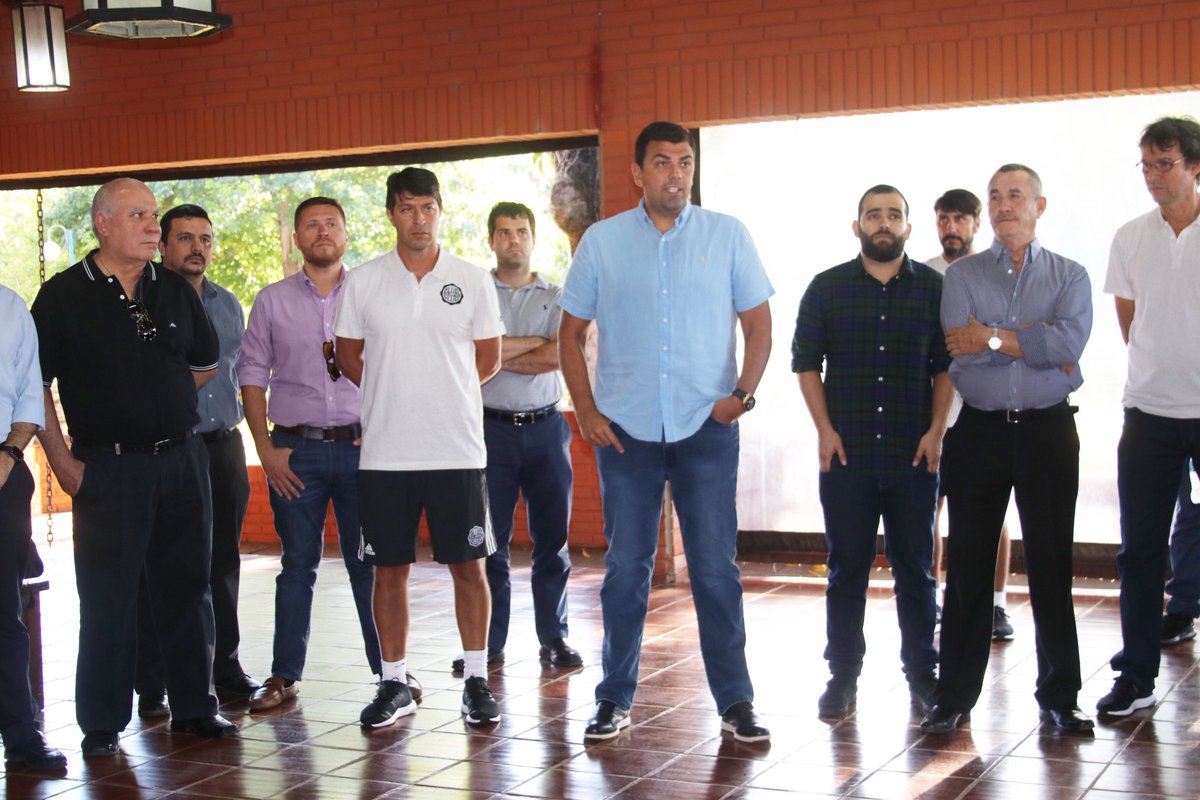 elClubOlimpia's tweet photo. El Pdte. @MarcoTrovatoV dio la bienvenida al plantel de jugadores y cuerpo técnico, previo al viaje a CDE para el inicio de la pretemporada. 

#OlimpiaDeSiempre ⚪️⚫️⚪️ https://t.co/7UAMWNIPit