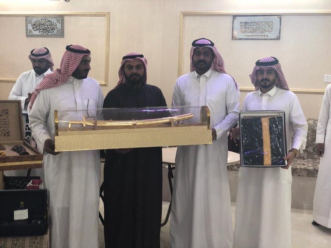 ShohdaNet's tweet photo. صور | تكريم البطل المصاب علي حسن البناوي احد ابطالنا في #الحد_الجنوبي من قبل اسرته وقبيلته ، تقديراً لما قدم من دور بطولي وتضحيات في سبيل الدفاع عن دينه ووطنه .
#ابطالنا_لكم_المجد_ولنا_الفخر 🇸🇦 https://t.co/mQ8LSliaHD
