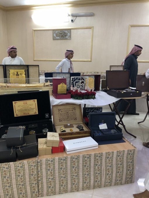 صور | تكريم البطل المصاب علي حسن البناوي احد ابطالنا في #الحد_الجنوبي من قبل اسرته وقبيلته ، تقديراً لما قدم من دور بطولي وتضحيات في سبيل الدفاع عن دينه ووطنه .
#ابطالنا_لكم_المجد_ولنا_الفخر 🇸🇦