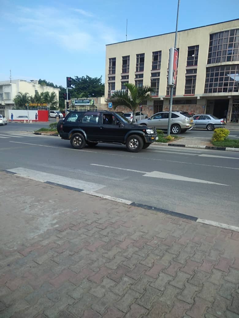 RT_Isanganiro's tweet photo. #Burundi Les poteaux des feux tricolores percutés en @MairieBujumbura sont entrain d’être remplacés. C'est le cas des poteaux situés tout près de l’hôpital #POLYCEB. Photos (Avant et Apres ) https://t.co/XrA3sC1mx2