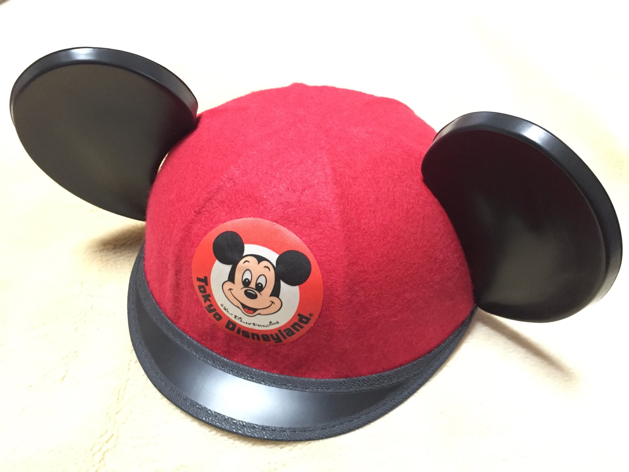 Joe Dig おばあちゃん家にあるディズニーランド最初期の帽子 なんと値札付で 600 刺繍サービスもやっていたようで裏に筆記体で刺繍があります その他お土産や缶バッチも T Co U0uhp68tth Twitter