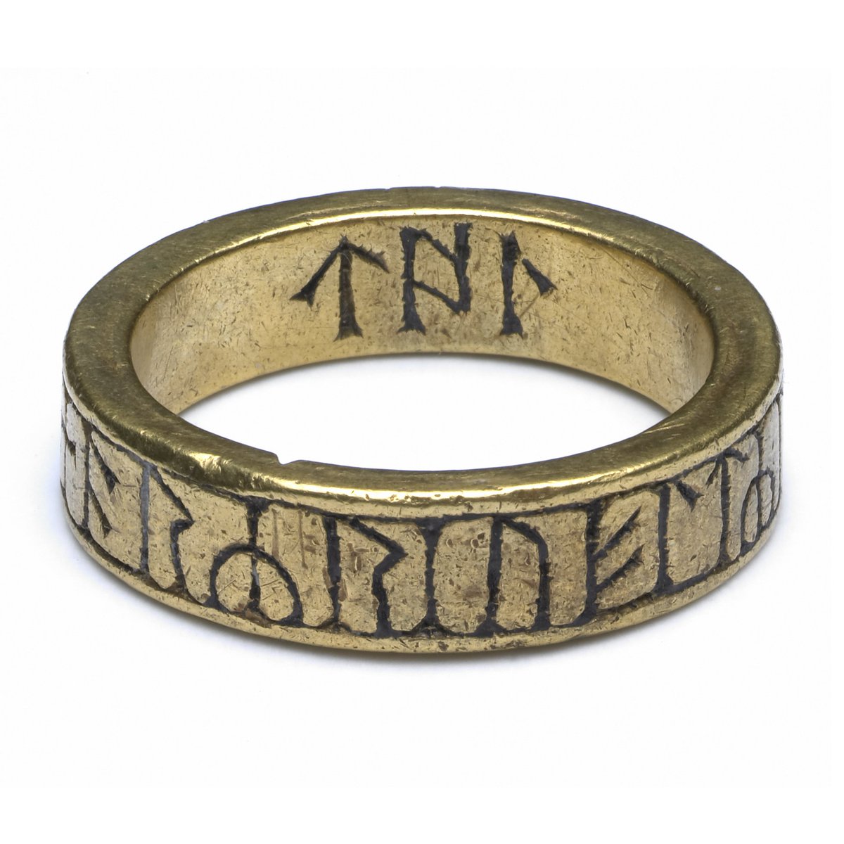 britishmuseum's tweet image. J R R Tolkien was born #onthisday in 1892. His books took inspiration from the Anglo-Saxons, like the inscription on this mysterious gold ring ow.ly/8T5830n8X5q