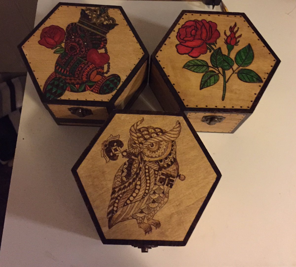 artymum3's tweet photo. Another few finished #pyrography #gifts #woodenboxes https://t.co/kLPO2hkvss