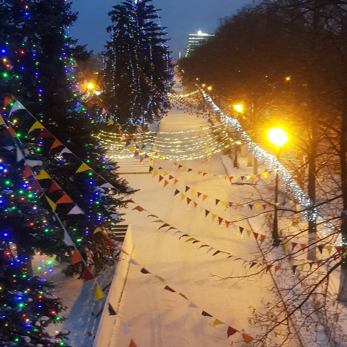 Каток самара цены. Каток Самара. Каток Гагарина Самара. Каток в Самаре на набережной. Каток в ПГ Самара.