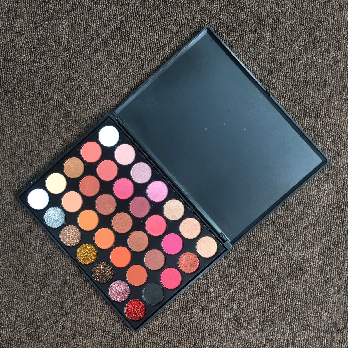 makefay168's tweet image. 35GF so beautiful eyeshadow palette MOQ 50pcs