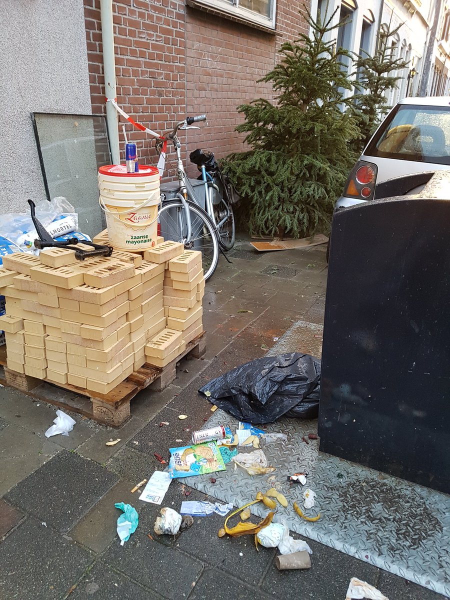 Hoe lang mag je bouwmateriaal op de stoep staan? Staat er al 3mnd en de shoarmatent gooit zijn afval zomaar op straat @Spaarnelanden <a href="/gemeentehaarlem/">Gemeente Haarlem</a> Wetstraat Haarlem
