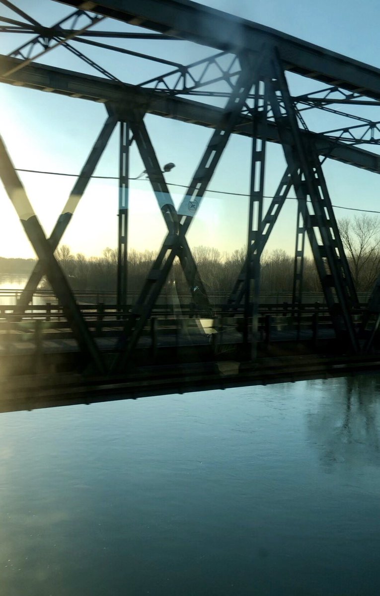 criscarvis's tweet photo. Un po’ di Po... #po #fiumepo #cremona #bridge #train #frecciadellaversilia #bytrain https://t.co/jbpQRlwQi5