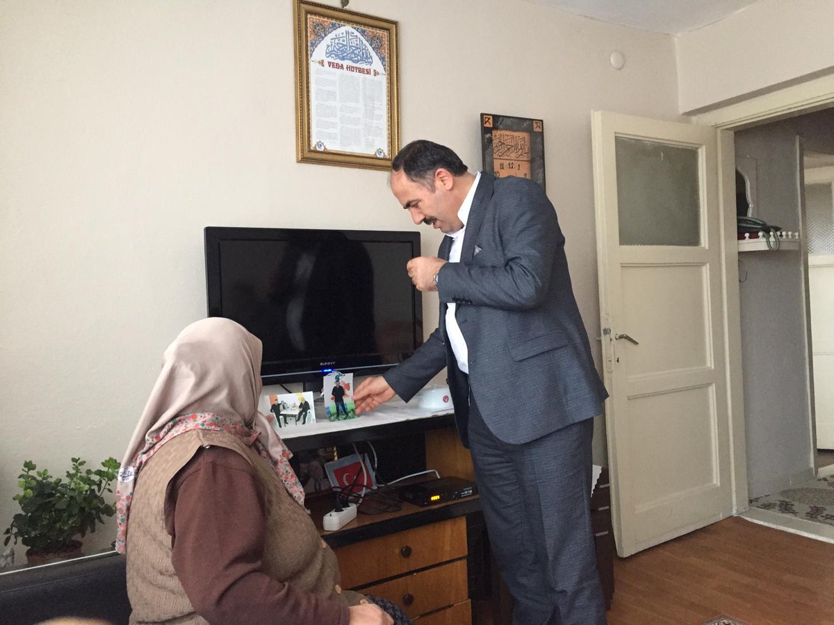 Bir dizi temaslar için geldiğimiz Sivas'ta, Sivas olaylarının mağdur ailelerini ziyaret ettik. Suçsuz oldukları, bazılarının olay esnasında Sivas'ta olmadığı hukuken kanıtlanmasına rağmen hala cezaevlerindeler.
Maalesef siyasi bir kararın neticesi masum insanların cefası oluyor.