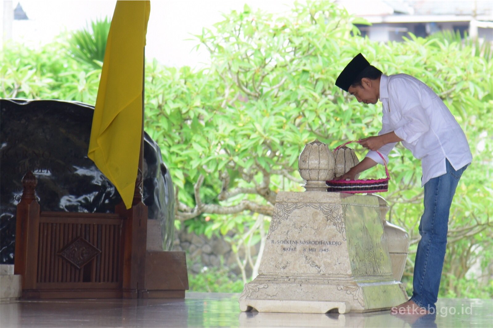 Sekretariat Kabinet On Twitter Di Sela Kunjungan Kerjanya Ke Provinsi Jawa Timur Kamis 3 1 Siang Presiden Jokowi Berziarah Ke Makam Presiden Pertama Indonesia Ir Soekarno Di Blitar Https T Co Hebykdva85