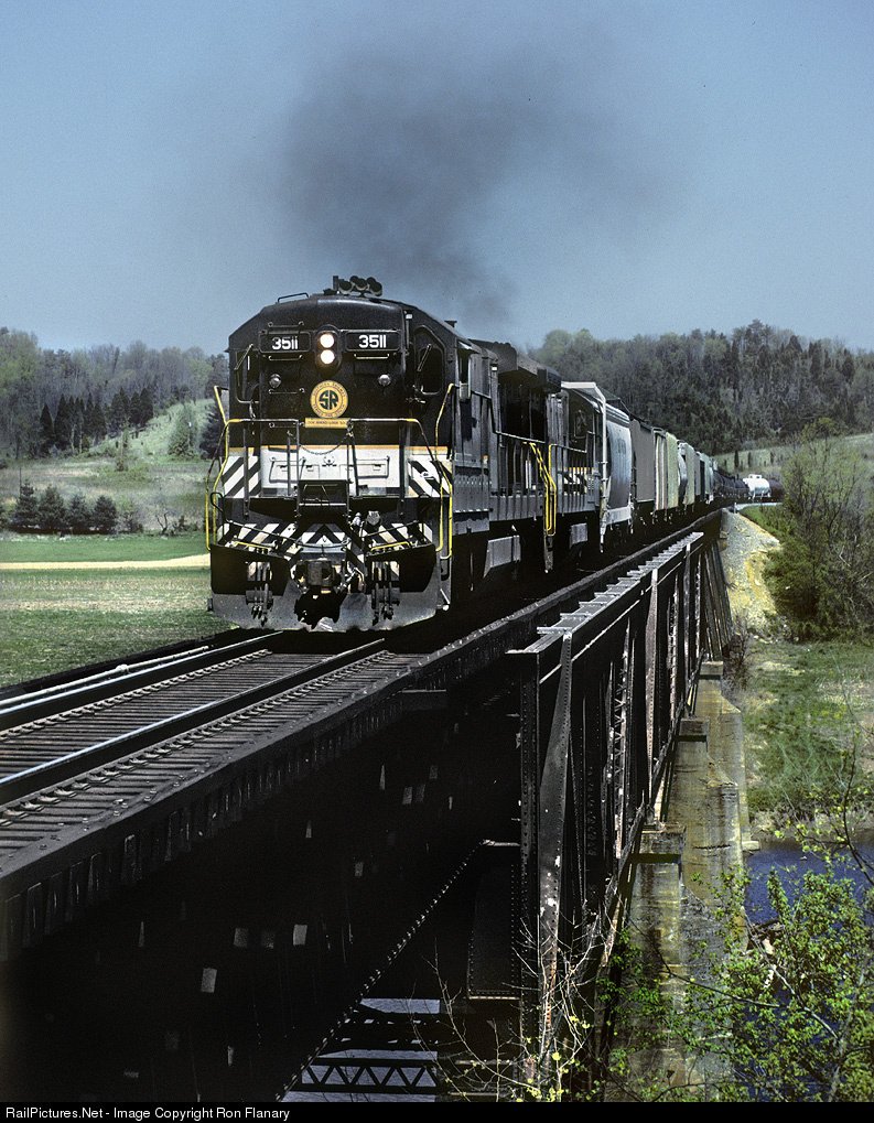 TrainPicsDaily's tweet image. An eastbound local with mostly traffic from Eastman Chemical crosses the Holston River. Photo by Ron Flanary. Surgoinsville, TN, 4-18-1986

Another gem from Ron Flanary @QStationMedia!

railpictures.net/viewphoto.php?…