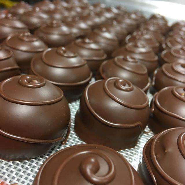 Did you know a #chocolate a day keeps the doctor away 🍫😋 #MANJARI 64% and marmalade tea cakes by <a href="/planggersbest/">Jonas Plangger</a> <a href="/CoworthParkUK/">Coworth Park</a> 
#cakes #tea #CercleV