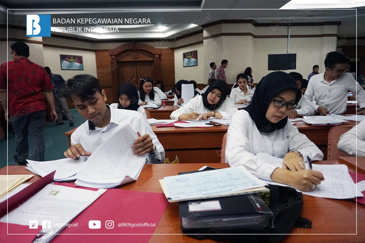 #SobatBKN, ada hal menarik dlm proses pemberkasan CPNS BKN TA 2018 yg dlksnkan di BKN Pusat, Jakarta (03/01/2018) yaitu sepasang suami istri yg mengikuti proses pemberkasan tsb. Keduanya diterima di BKN Pusat dgn unit  berbeda. Wah selamat utk keduanya, 😄