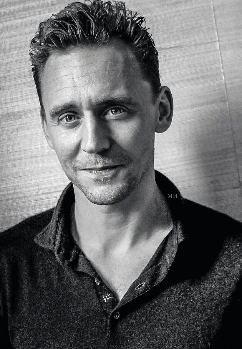 Tanjadrawings's tweet image. Does anyone, by any chance, have the coloured version of this photo? 
#TomHiddleson #NewReference