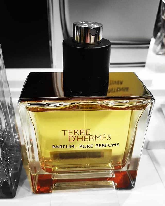 LifeFrag's tweet image. Terre D'Hermes Pure Parfum by Hermes - Opening with Grapefruit, Orange &amp;amp; Shiso onto a Flint heart before settling into a woodsy base. Great bright persistent opening which lasts. Great masculine scent. Have you tried this version? #fragrance #fragrances #perfume #perfumecoll…