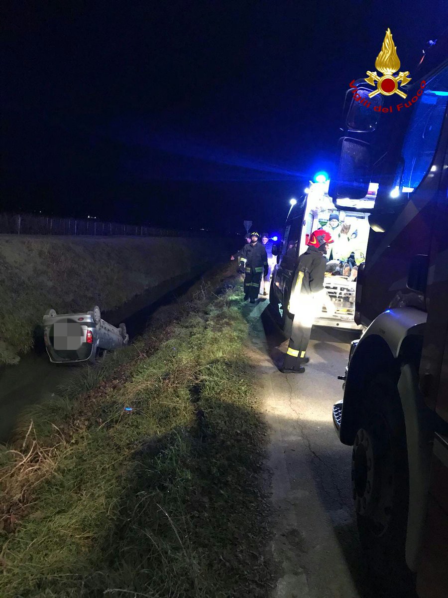vvfveneto's tweet photo. #3gennaio #Merlara(PD) ieri sera alle 22 circa, perde il controllo dell’auto finendo rovesciato in un fossato: ferito l’autista. Soccorsi #vigilidelfuoco @SUEM_Veneto #soccorsiquotidiani #allaguidanondistrarti https://t.co/DSObKrbnxp