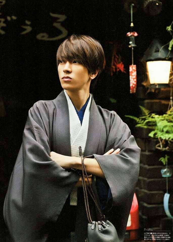 yamapindo's tweet photo. Comments about Yamapi as #1 

"He used to wear kimono for  drama. It was so cool and too good to be forgotten " 
"We want to worship that beautiful face for New Year" 
"I want to walk hand in hand with Yamapi in kimono ☺" 

>> https://t.co/Lrk8SJzQnJ https://t.co/zScvjLwZBm