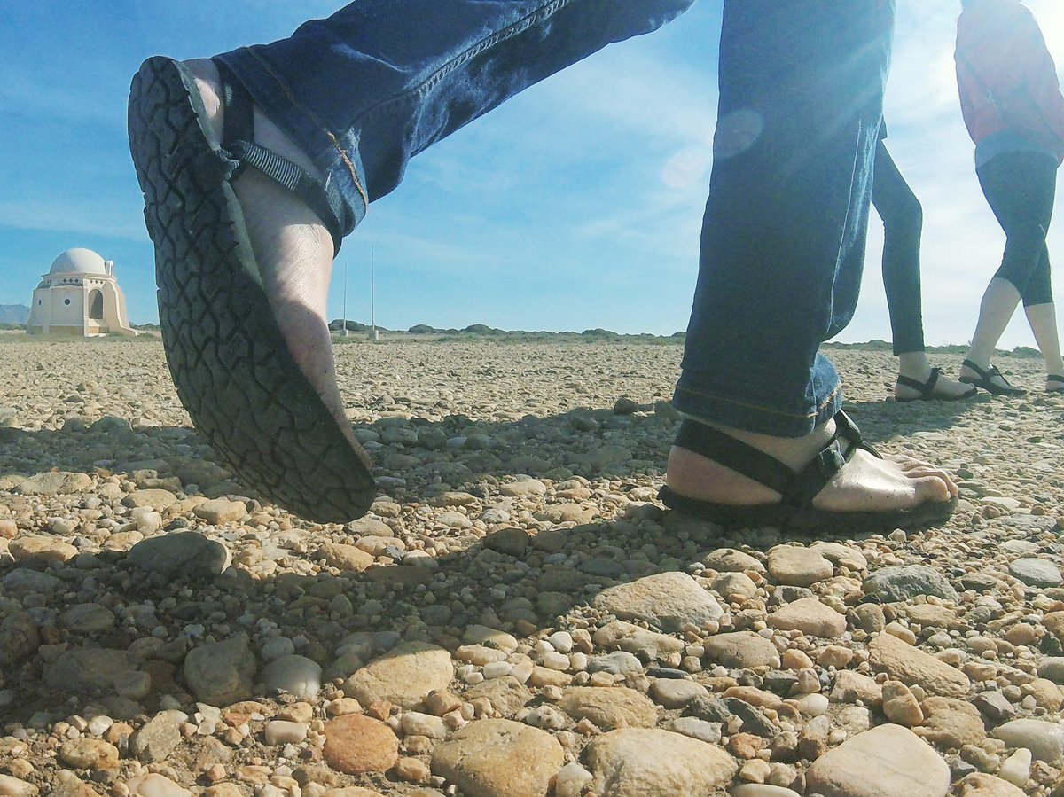 Ir a la playa en pantalones largos, correr en sandalias, saltarse el desayuno... quien esté libre de pecado, que pise la primera piedra! #enix105