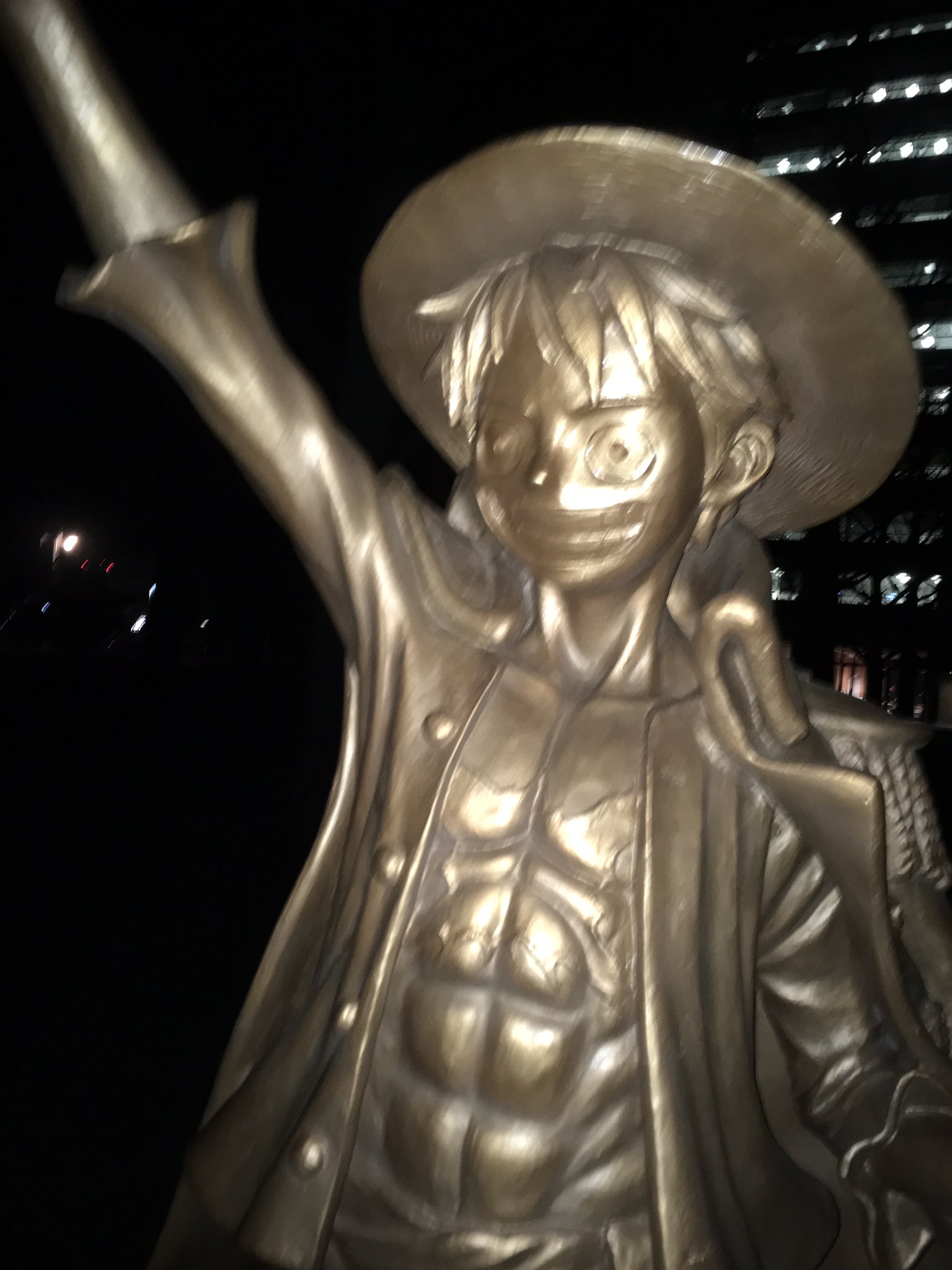 One Piece World Kumamoto Japan ルフィ像大丈夫 だとは思いましたが見に来ました パッと見どうもなっていないです 休みの熊本県庁に続々と職員の方々が集まってこられてます 頭が下がります きっとルフィが熊本を守ってくれると信じています 熊本