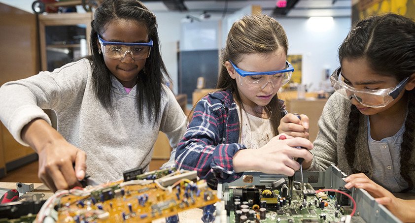 #ManufacturingCareers could fulfil young people's job aspirations but many remain unaware of opptys sector provides. 
With #UKmfg a world-leader in tech-driven innovation, this is particularly disappointing - we need to get far better at promoting! bit.ly/2EtcufD #ukmfg