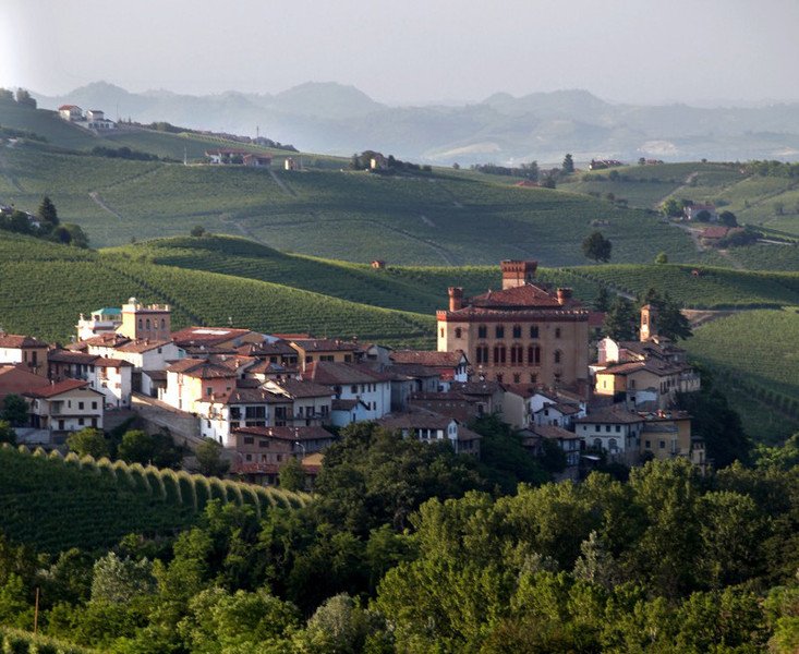 SchiappapietraD's tweet photo. #Barolo trascina #Serralunga e #Roddi: settantamila visitatori in dodici mesi nei tre manieri gestiti dalla Barolo &amp; #castlesfoundation. #bilancio #turismo #castelli #castello Per saperne di più visita il sito: https://t.co/QKAJZ3Eu9U via @lavocedialba https://t.co/iFaUtaXhyb