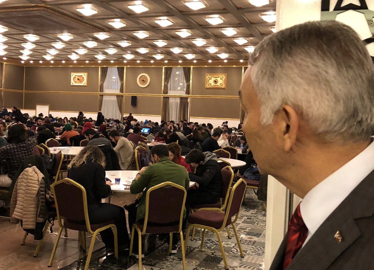Çalışan evlatlarımı sessizce izledim, duygulanmamak elde değil.

Bu işi Türkiye'de ilk biz yaptık ama yine de geç yaptık kusurumuza bakmayın gençler. 

Ayrıca hizmet ettiğim 15 yıl boyunca hiçbir işi seçim için yapmadım, siz böyle çalışın biz bu ortamı her zaman sağlayacağız.