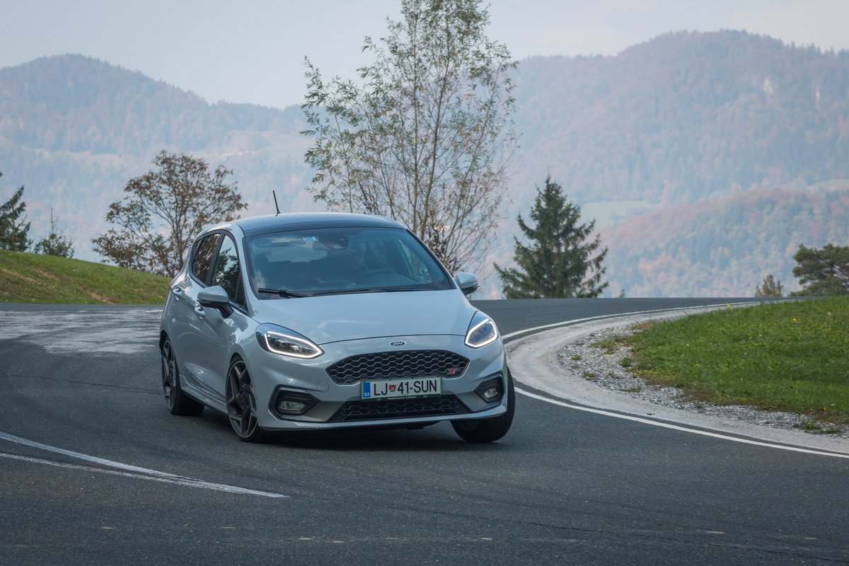 JureGregorcic's tweet photo. .@Motorevija #Primerjamo: Kdo zmaga 🏁, ko se na asfaltnem igrišču srečata dva neposredna tekmeca, štirimetrska športnika za dobrih 20 tisočakov, ki skupaj premoreta 7 valjev in prepričljivih 400 “konjev”? @FordSlovenija #fiestST vs. @Volkswagen #poloGTI: https://t.co/NTmsdOwM3W https://t.co/fuopmEmpMS