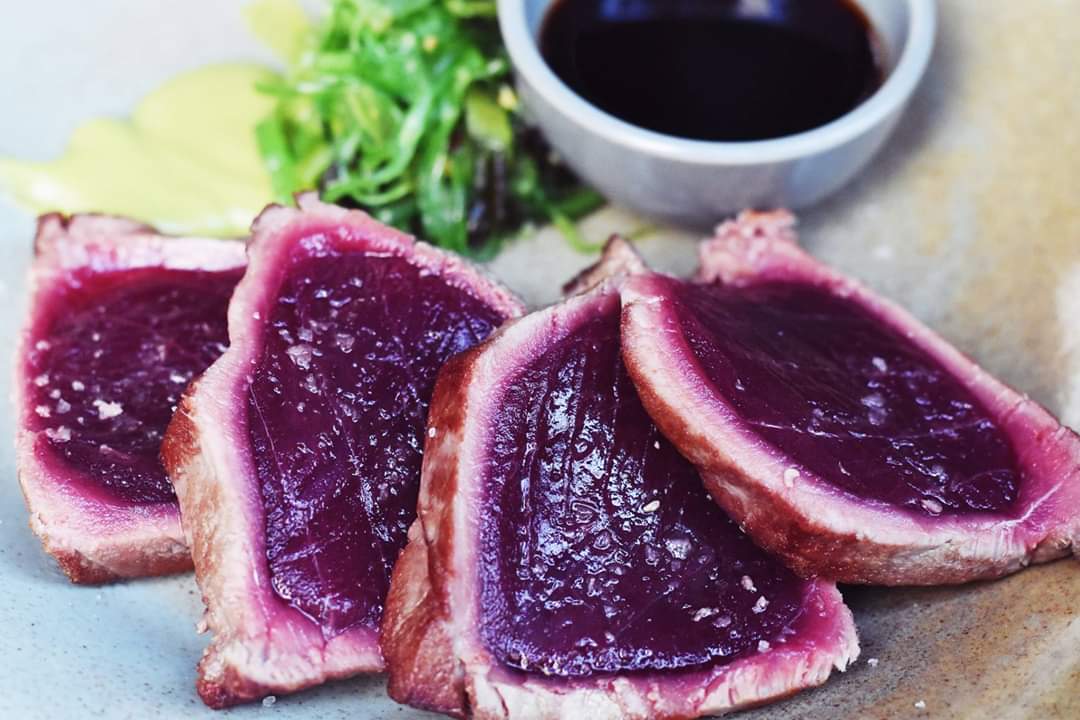 Su color y su textura dejan entrever su exquisitez... el sabor de estos Lomos de Atún Rojo a la Brasa con Wasabi es imposible de describir con palabras.