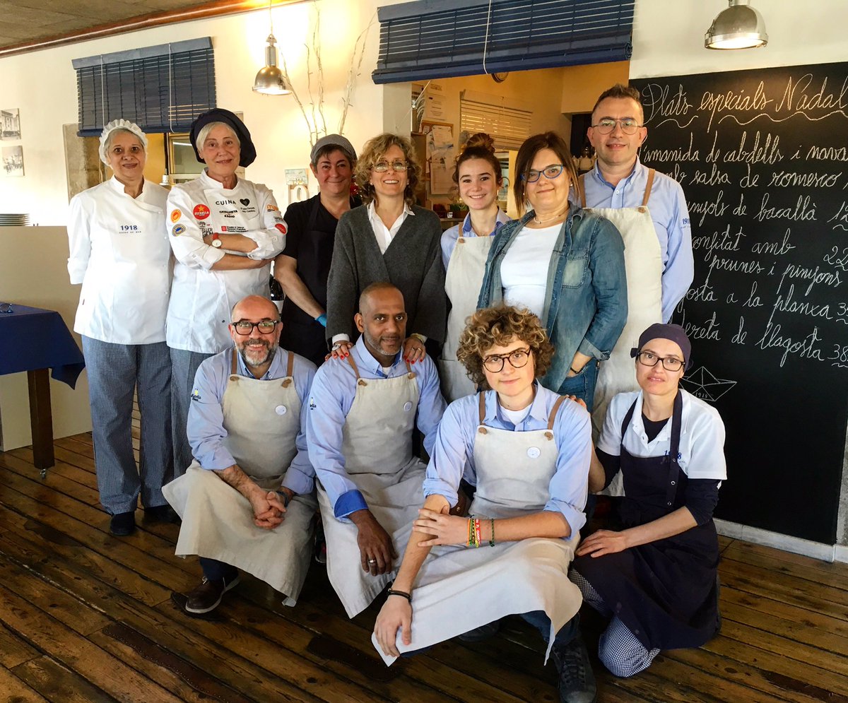 1918cuinademar's tweet photo. Tot l’equip i família del #1918cuinademar us desitgem molt bon any nou 🥂⛵️ #cuinamarinera #gastronomia #bcn_moltmes #descobreixcatalunya #vilanovaturisme #vilanovailageltrú #miravng #restaurante #portdevilanova #cuinatradicional #slowfood #cuinadepescador https://t.co/vyzzNnjPTm