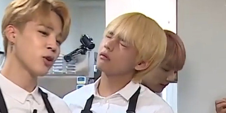 outrotokki's tweet photo. TAE GOT STRESSED THE WHOLE SHOW LMFAO JSJDKSKS

#RunBTSReturns #WelcomeBackRunBTS https://t.co/BNzAajVwBa