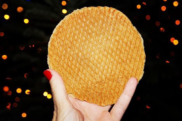 New Year = New Flavors🥂🍾 Can you guess what new fillings we have in store for you? 🎁🎉 #taste #2019 #happynewyear #mystery #stroopwafels bit.ly/2Vnlzws