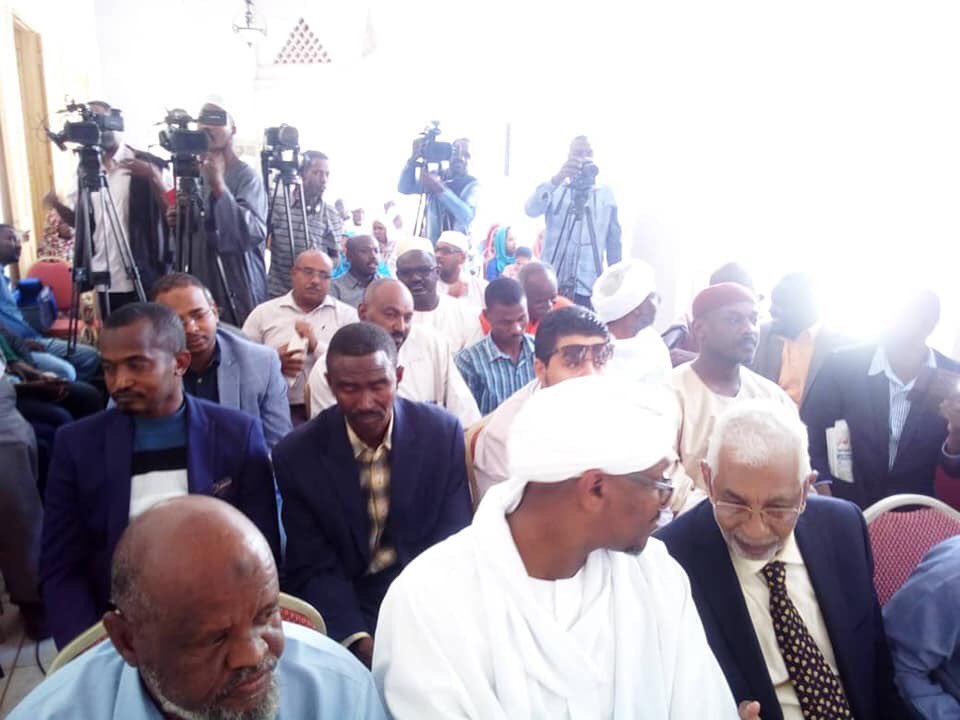Rofaidayassin's tweet photo. 22 حزبا في السودان أصدروا بيانا باسم الجبهة الوطنية للتغيير بالسودان طالبوا فيه البشير بحل الحكومة والبرلمان وأكدوا على ضرورة تشكيل مجلس سياسي مؤقت وحكومة انتقالية تدير المرحلة وتجهز لانتخابات جديدة 
#مدن_السودان_تنتفض https://t.co/lwR7FQnArv