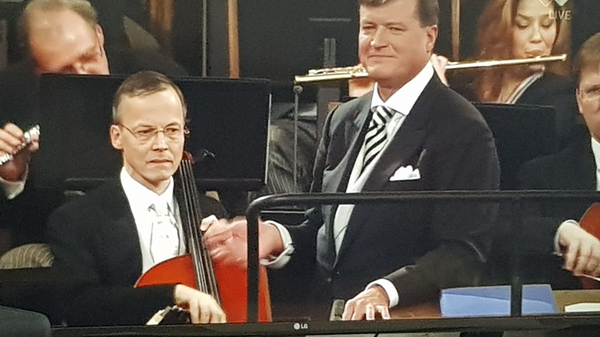 karinruthbreems's tweet photo. #Nieuwjaarsconcert Heerlijk hoe de dirigent het publiek dirigeert! Het is misschien meer kunst dan kitsch, maar leuk blijft 't! #Radetsky https://t.co/OrPV3lwIF1