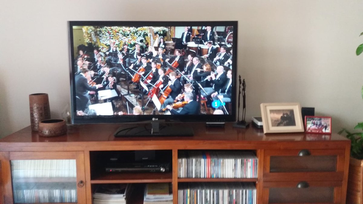 sandranuneztrad's tweet photo. Ara sí que comença de debò el 2019. Xulíssima sempre la #MarchaRadetzky #ConciertoAñoNuevo @rtve ! 🎻 https://t.co/45dyKLzXcM