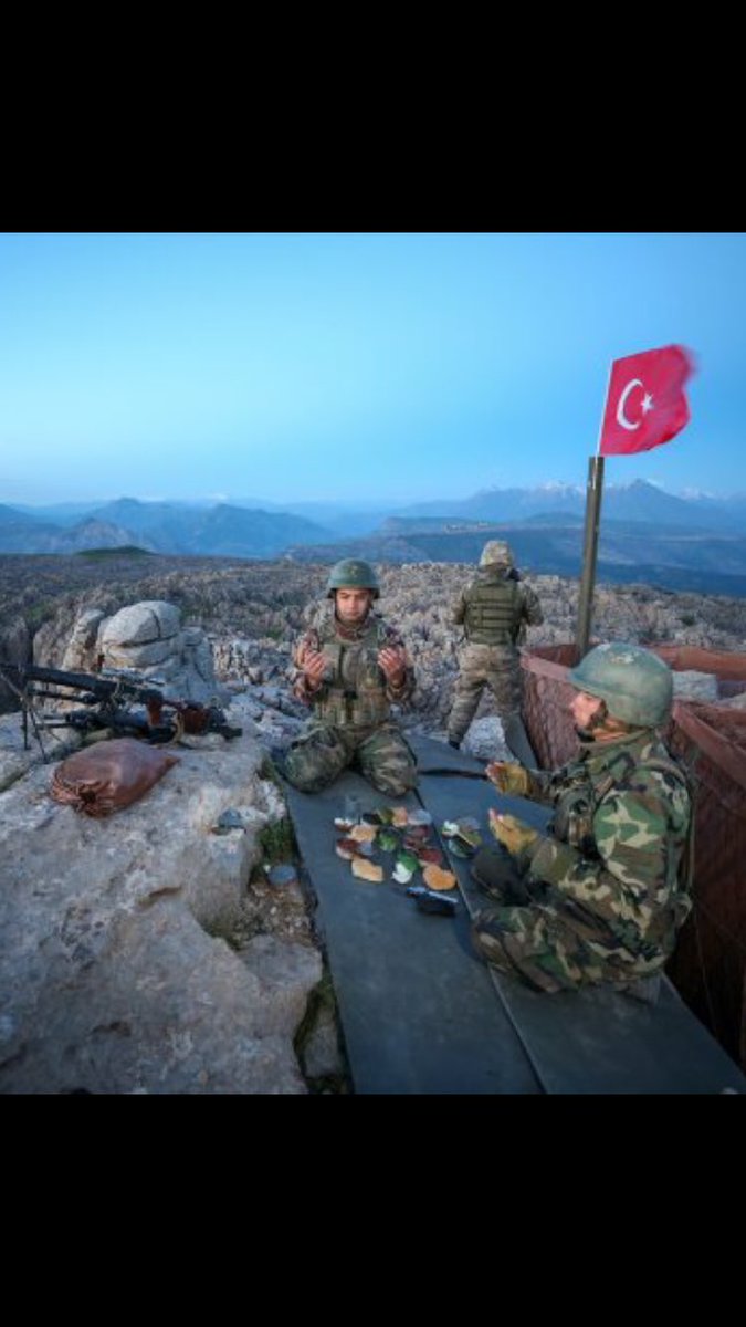 AA yılın fotoğrafını seçti. Bayrağımızın altında iftar sofrasında mehmedçikler..Yüzyılların fotoğrafı hep böyle. Adını kutlu Nebinin adından alan Mehmedçik Rabbine kulluğunu bayrağının ve ülkesinin bekçiliğini ayni vecd ve heyecanla yapıyor..
