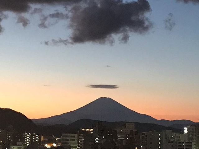 Bell7dhSh's tweet photo. 元旦の"一富士"
最高に縁起が良い
#fujiview #nowsky #hiratsukagood #sunset #2019 #bestfortune #shonanstyle https://t.co/zWcT2G7GhW https://t.co/9a8qHsVduZ
