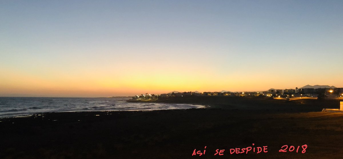 lawebdlanzarote's tweet photo. Así se despide 2018 y nace el nuevo año en #PlayaDeConcha
@TurismoLZT @TurismoArrecife @CabildoLZ @PrensaArrecife @Ledalanzarote @loremc76 @HanaDulSae @MeilanPerez https://t.co/jY6173g9y5