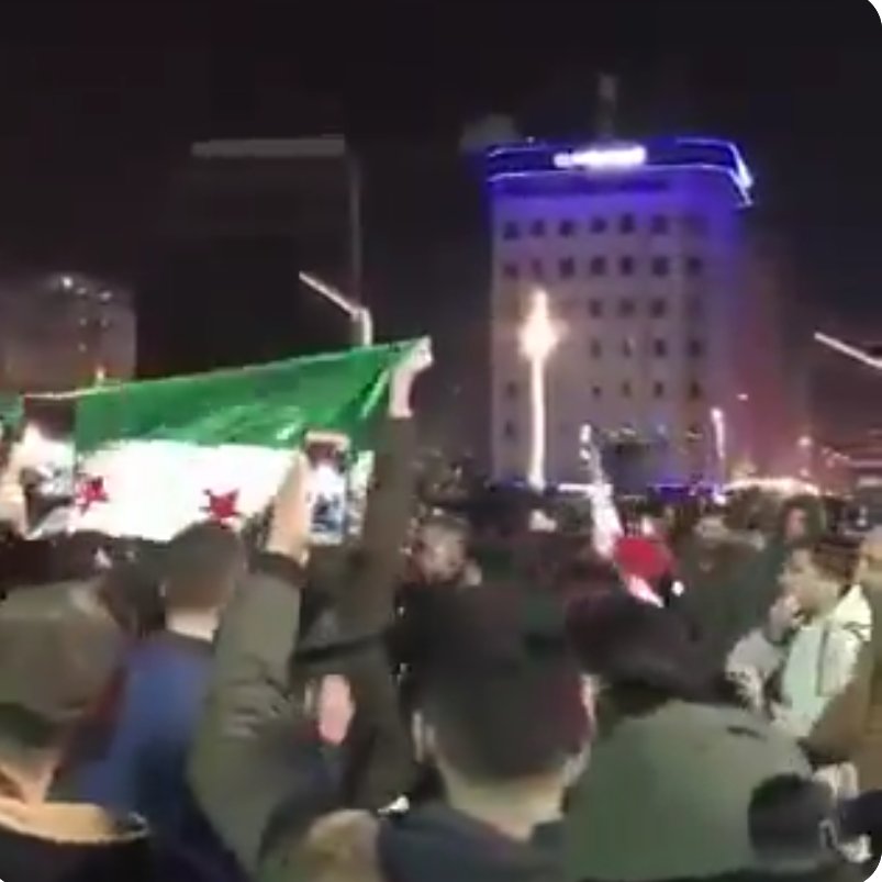 Yaşlı tamam,
Kadın tamam,
Çocuk tamam,
Hasta tamam,
Hamile tamam,
Engelli tamam...
Taksim Meydanı'nda ÖSO Bayrağı açıp kuduran bu deve gibi adamları biz neden besliyoruz ?
#EYT lere para yok, bunlara para saçıyoruz.
#ÜlkemdeSuriyeliİstemiyorum