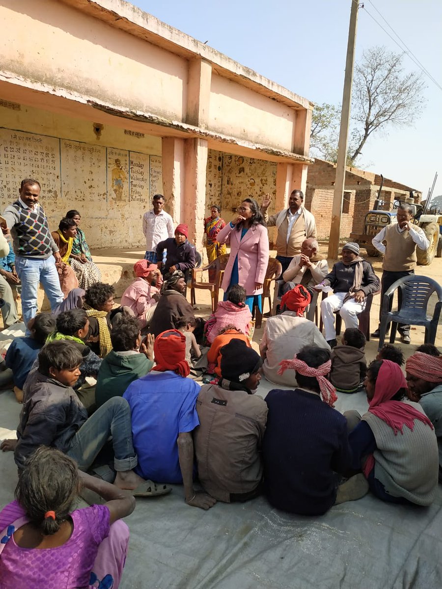 BdoIchak's tweet photo. @DC_Hazaribag ,नव वर्ष की पहली सुबह बिरहोर परिवारों के साथ बिताते हुए। इनके बीच मिठाईयां , फलों और कपड़ों का वितरण किया गया। नए साल में इनके बेहतर भविष्य और स्वास्थ्य की कामना है। https://t.co/JAkT1H1Gxw