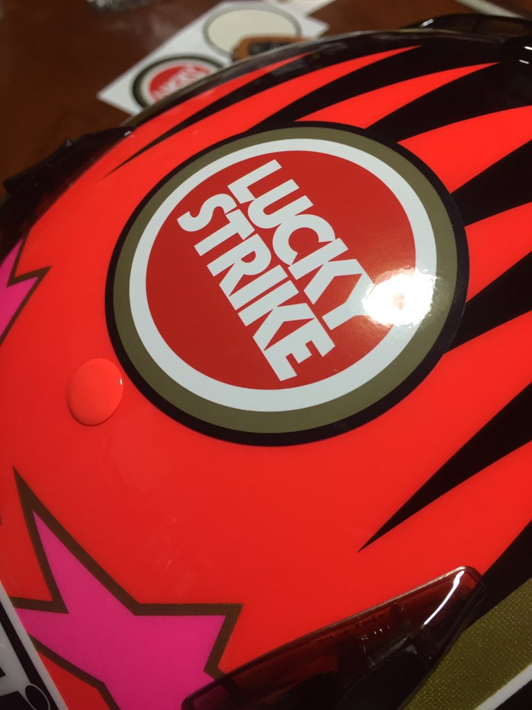 Hi Decazu Official ヘルメットにステッカー追加 シワも無く貼れて まるでペイントの様 自画自賛 これでレプリカ度アップでカッコ良くなった ただ 位置をもう少し前にしたかった グロメット が邪魔なので妥協 シュワンツ ラッキー Hi Decazu Official ヘルメットにステッカー追加 シワも無く貼れて まるでペイントの様 自画自賛 これでレプリカ度アップでカッコ良くなった ただ 位置をもう少し前にしたかった グロメット が邪魔なので妥協 シュワンツ ラッキー