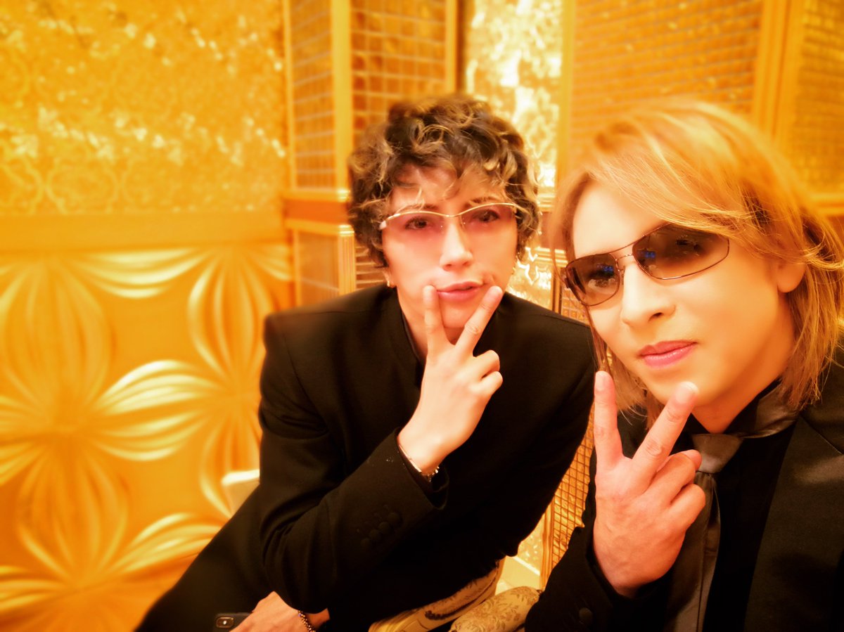 芸能人格付けチェック でお菓子を食べ自撮りをするgackt様 Yoshiki様がまるでjkのよう 特定されたお店のサイトが次々とサーバーダウンする事態に Togetter 芸能人格付けチェック でお菓子を食べ自撮りをするgackt様 Yoshiki様がまるでjkのよう 特定されたお店のサイトが次々とサーバーダウンする事態に Togetter