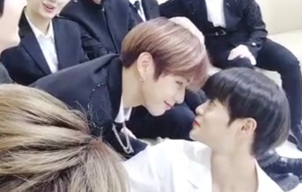 Riz_Dani1210's tweet photo. 누가 젤 부러울까.....

1.초근접 스모키눈길받는 황제님😭
2.한두번부러운게아이야 ㅠ 이대리님😭
3.다니엘팔 전용 작소형아😭
4.그때그손...😭 https://t.co/purVJ2L4r0