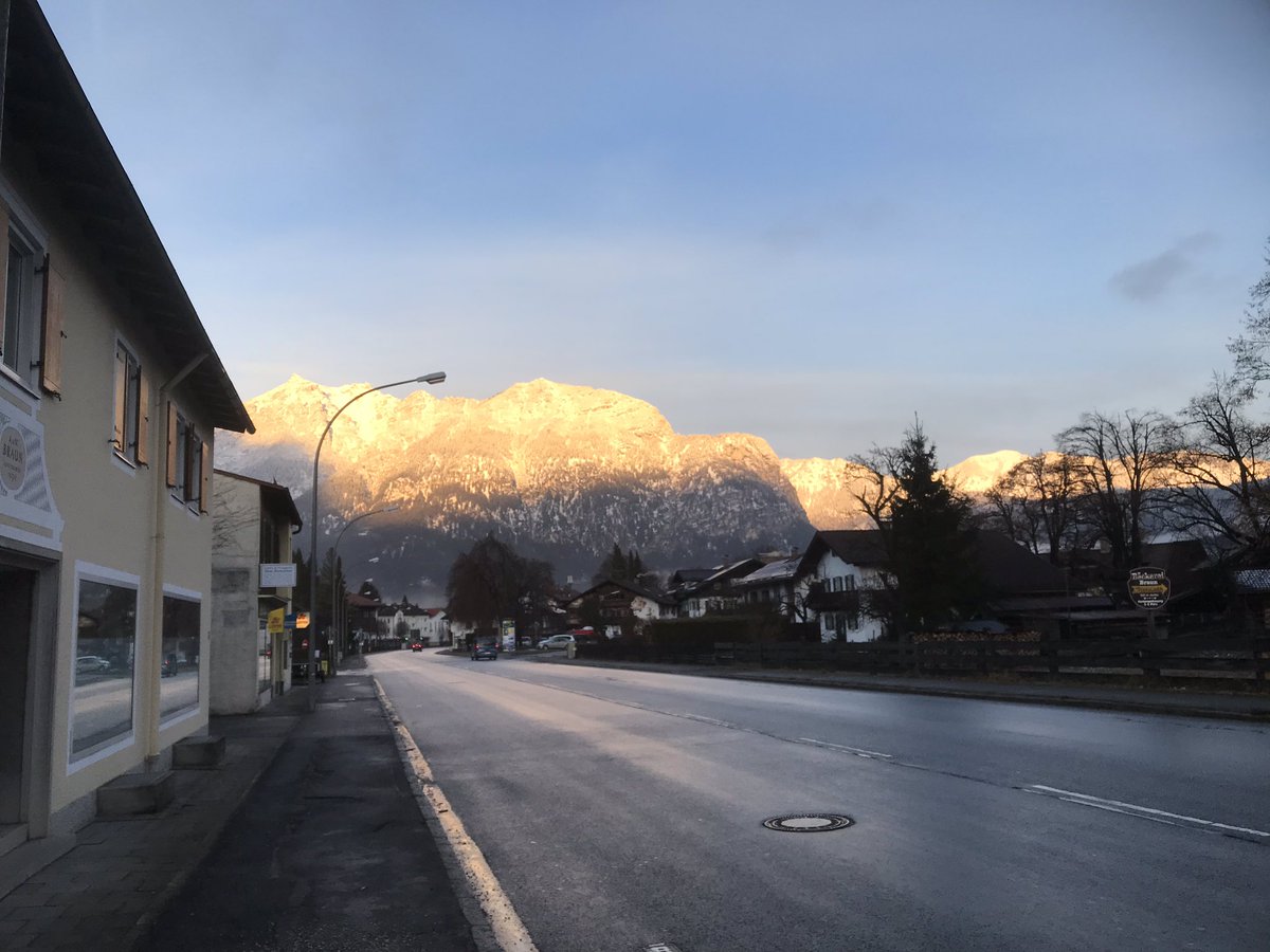 Det här mötte oss på morgonpromenaden i Garmisch-Partenkirchen. Kan bli en magisk dag i Nyårsbacken! Gott nytt. 