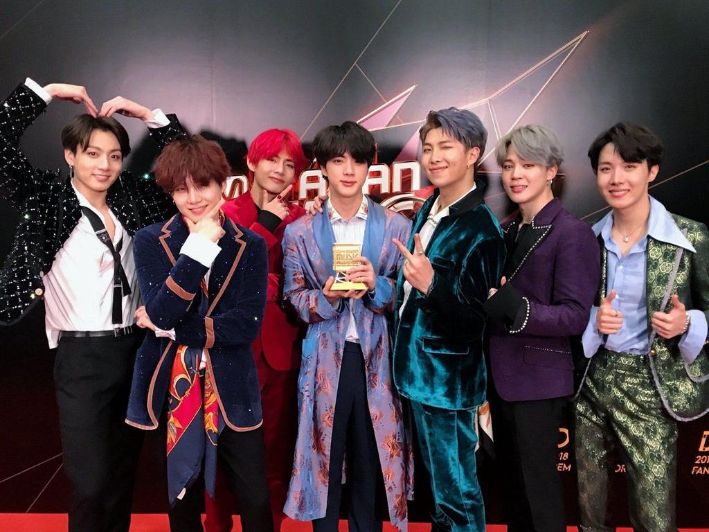 purpledfern's tweet photo. my cellphone is similar to a doll.. before I used to change a doll's dress from time to time, now I'm used to change wallpapers with these favorites anytime.. @BTS_twt 

#Army
#certifiedarmy
#bangtan https://t.co/qduU8dpE3X